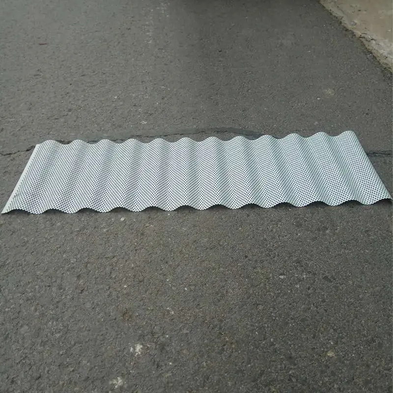 Perforerade profilerade metallpaneler